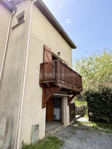 EXCLUSIVITÉ – SAILLAGOUSE (66) Chalet avec jardin, garage 47 m² et mezzanine pour deux couchages supplémentaires 

Situé dans une impasse très calme à Saillagouse, charmant chalet de montagne en très bon état avec vue dégagée et beau jardin.

Il se compose :

- d’un grand garage de 47 m²,
- d’une pièce de vie chaleureuse de 27 m² avec cuisine ouverte,
- d’un poêle/cuisinière à bois,
- de 2 chambres,
- d’une salle d’eau avec WC,
 et d’une mezzanine de 8,40 m² avec Velux offrant 2 couchages supplémentaires (rare dans la copropriété).

Vous apprécierez également :

- les balcons et menuiseries en très bon état,
- les boiseries et parquets parfaitement entretenus,
- l’absence de travaux à prévoir,
- les faibles charges de copropriété : 270 €/an.

Idéal résidence secondaire, investissement montagne ou chalet familial proche des stations de ski et des randonnées.

Secteur recherché en Cerdagne, proche des pistes de ski, à quelques minutes de l’Espagne et avec toutes les commodités accessibles rapidement. Saillagouse offre une véritable vie de village de montagne avec commerces, restaurants et services accessibles facilement à pied.

Votre agent BSK Immobilier - Patrick Martens – 06 44 07 22 82
