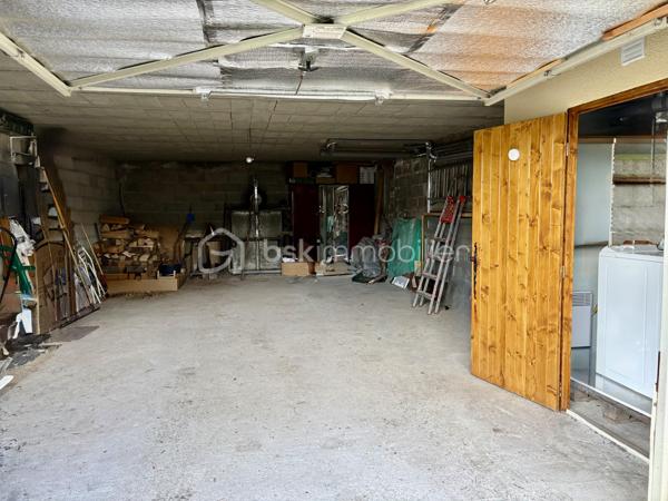 EXCLUSIVITÉ – SAILLAGOUSE (66) Chalet avec jardin, garage 47 m² et mezzanine pour deux couchages supplémentaires 

Situé dans une impasse très calme à Saillagouse, charmant chalet de montagne en très bon état avec vue dégagée et beau jardin.

Il se compose :

- d’un grand garage de 47 m²,
- d’une pièce de vie chaleureuse de 27 m² avec cuisine ouverte,
- d’un poêle/cuisinière à bois,
- de 2 chambres,
- d’une salle d’eau avec WC,
 et d’une mezzanine de 8,40 m² avec Velux offrant 2 couchages supplémentaires (rare dans la copropriété).

Vous apprécierez également :

- les balcons et menuiseries en très bon état,
- les boiseries et parquets parfaitement entretenus,
- l’absence de travaux à prévoir,
- les faibles charges de copropriété : 270 €/an.

Idéal résidence secondaire, investissement montagne ou chalet familial proche des stations de ski et des randonnées.

Secteur recherché en Cerdagne, proche des pistes de ski, à quelques minutes de l’Espagne et avec toutes les commodités accessibles rapidement. Saillagouse offre une véritable vie de village de montagne avec commerces, restaurants et services accessibles facilement à pied.

Votre agent BSK Immobilier - Patrick Martens – 06 44 07 22 82