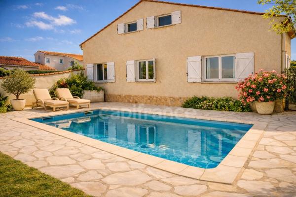 À Vias, laissez-vous séduire par une villa contemporaine rare, avec piscine, 4 chambres et performances énergétiques remarquables. Un bien d'exception dans un secteur très recherché.