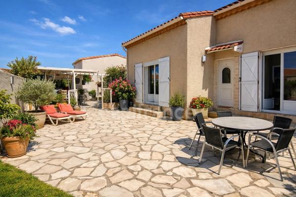 À Vias, laissez-vous séduire par une villa contemporaine rare, avec piscine, 4 chambres et performances énergétiques remarquables. Un bien d'exception dans un secteur très recherché.