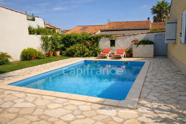 À Vias, laissez-vous séduire par une villa contemporaine rare, avec piscine, 4 chambres et performances énergétiques remarquables. Un bien d'exception dans un secteur très recherché.