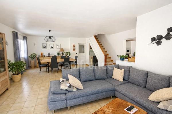 À Vias, laissez-vous séduire par une villa contemporaine rare, avec piscine, 4 chambres et performances énergétiques remarquables. Un bien d'exception dans un secteur très recherché.