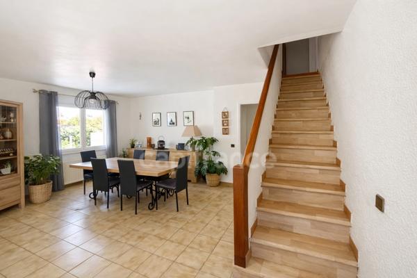 À Vias, laissez-vous séduire par une villa contemporaine rare, avec piscine, 4 chambres et performances énergétiques remarquables. Un bien d'exception dans un secteur très recherché.
