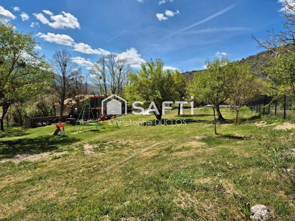 Spacieuse maison avec jardin, garage et dépendance.