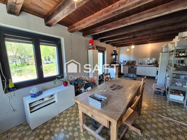 Spacieuse maison avec jardin, garage et dépendance.