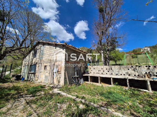 Spacieuse maison avec jardin, garage et dépendance.