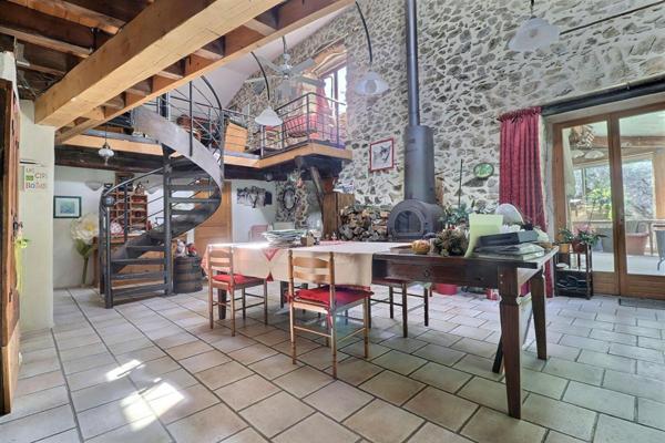 À vendre ? Propriété de caractère en pierre, avec piscine et 2 hectares ? Saint-Andéol-de-Vals (Ardèche)