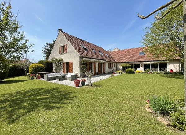 Propriété exceptionnellle avec piscine intérieure et grands volumes.