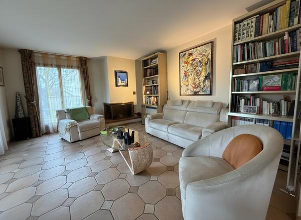 Propriété exceptionnellle avec piscine intérieure et grands volumes.