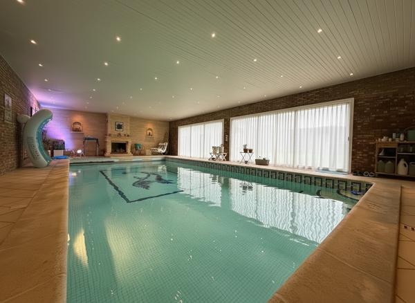 Propriété exceptionnellle avec piscine intérieure et grands volumes.