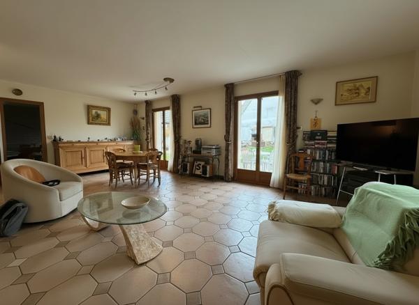 Propriété exceptionnellle avec piscine intérieure et grands volumes.