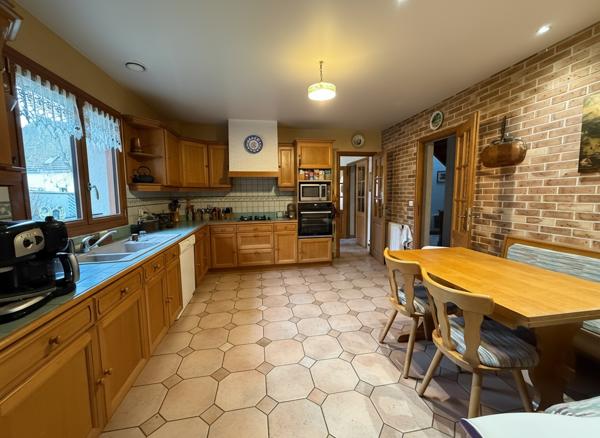 Propriété exceptionnellle avec piscine intérieure et grands volumes.