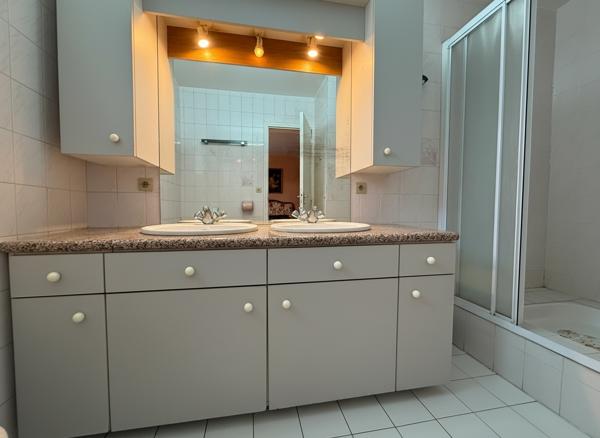 Propriété exceptionnellle avec piscine intérieure et grands volumes.