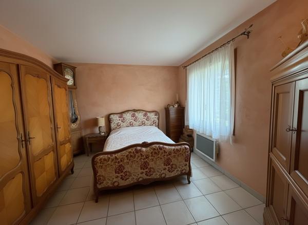 Propriété exceptionnellle avec piscine intérieure et grands volumes.