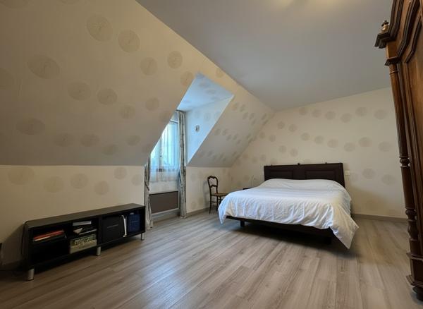 Propriété exceptionnellle avec piscine intérieure et grands volumes.