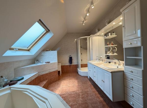 Propriété exceptionnellle avec piscine intérieure et grands volumes.