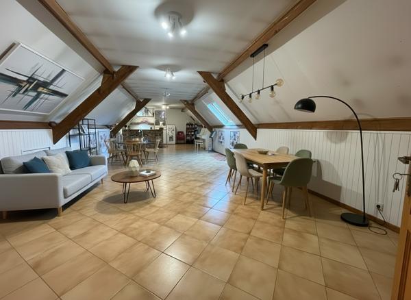 Propriété exceptionnellle avec piscine intérieure et grands volumes.