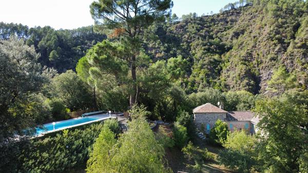 Mas en pierre en Cévennes avec 7ht de terrain garage et piscine vue panoramique