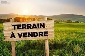 Beau terrain plat dans le village