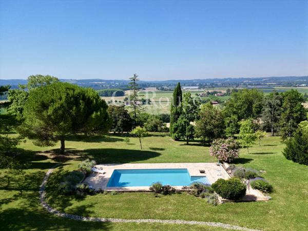 Proche d'Agen - Élégante maison de maître de 5 chambres, piscine et vue imprenable avec 16 hectares de terrain