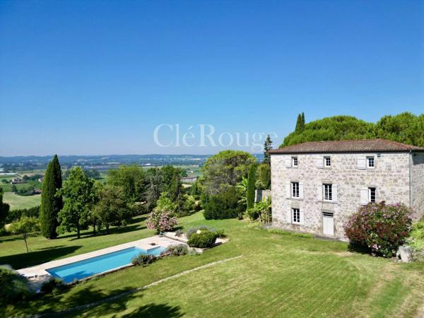 Proche d'Agen - Élégante maison de maître de 5 chambres, piscine et vue imprenable avec 16 hectares de terrain