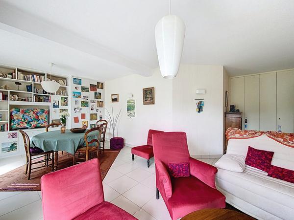 A vendre entre la rue Saint Jacques et le front de Maine. Appartement type 3 rez-de-chaussée avec terrasse et jardinet privatif. 2 Chambres, possibilité 3, cuisine aménagée équipée, garage privatif en sous-sol.