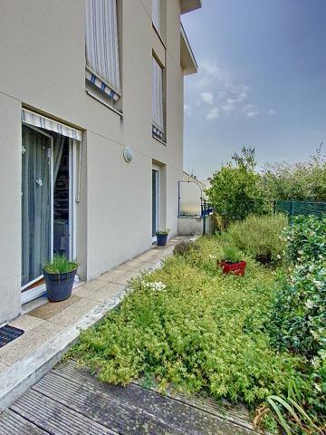 A vendre entre la rue Saint Jacques et le front de Maine. Appartement type 3 rez-de-chaussée avec terrasse et jardinet privatif. 2 Chambres, possibilité 3, cuisine aménagée équipée, garage privatif en sous-sol.