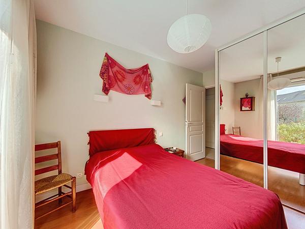 A vendre entre la rue Saint Jacques et le front de Maine. Appartement type 3 rez-de-chaussée avec terrasse et jardinet privatif. 2 Chambres, possibilité 3, cuisine aménagée équipée, garage privatif en sous-sol.