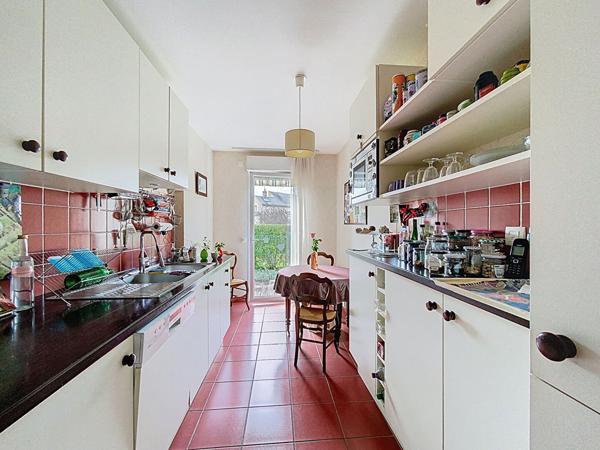 A vendre entre la rue Saint Jacques et le front de Maine. Appartement type 3 rez-de-chaussée avec terrasse et jardinet privatif. 2 Chambres, possibilité 3, cuisine aménagée équipée, garage privatif en sous-sol.
