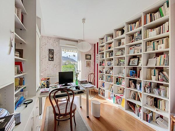 A vendre entre la rue Saint Jacques et le front de Maine. Appartement type 3 rez-de-chaussée avec terrasse et jardinet privatif. 2 Chambres, possibilité 3, cuisine aménagée équipée, garage privatif en sous-sol.