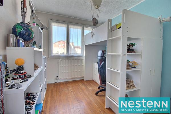 DÉCINES CENTRE ? T4 TRAVERSANT DE 80 M² AVEC BALCON, ASCENSEUR ET STATIONNEMENT