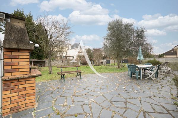 MAISON SPACIEUSE AVEC SOUS SOL !!!