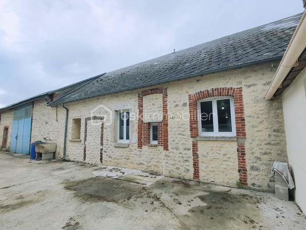 Coup de cœur pour cette magnifique longère traditionnelle en pierre et briques apparentes, alliant le charme de l'ancien et le confort moderne, elle offre de superbes volumes et un intérieur soigné.
 Espace de vie (RDC) : Une grande cuisine ouverte  donnant sur un vaste séjour, agrémenté d'un poêle à granulés.
 Espace nuit (Étage) : Un grand dégagement dessert 2 belles chambres avec parquet au sol avec un espace bureau mezzanine.
Possibilité de créer une troisième chambre au RDC.
Le point fort : Une grange  de 65 m² attenante
 Menuiseries en PVC double vitrage intégral 
 Chauffage : Poêle à granulés + radiateurs électriques.