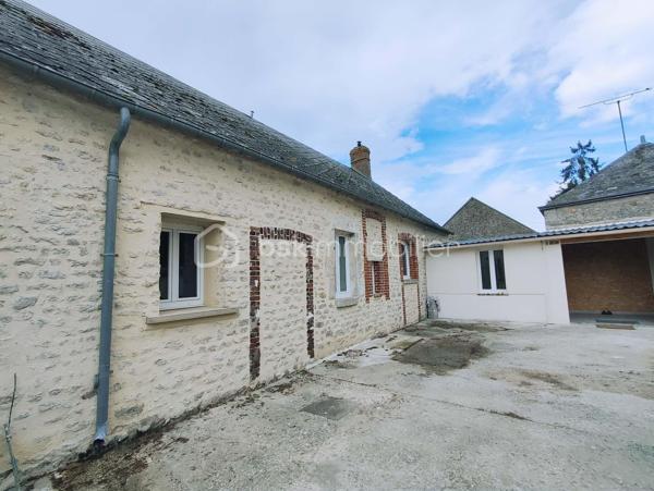 Coup de cœur pour cette magnifique longère traditionnelle en pierre et briques apparentes, alliant le charme de l'ancien et le confort moderne, elle offre de superbes volumes et un intérieur soigné.
 Espace de vie (RDC) : Une grande cuisine ouverte  donnant sur un vaste séjour, agrémenté d'un poêle à granulés.
 Espace nuit (Étage) : Un grand dégagement dessert 2 belles chambres avec parquet au sol avec un espace bureau mezzanine.
Possibilité de créer une troisième chambre au RDC.
Le point fort : Une grange  de 65 m² attenante
 Menuiseries en PVC double vitrage intégral 
 Chauffage : Poêle à granulés + radiateurs électriques.