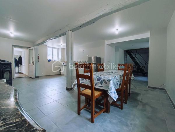 Coup de cœur pour cette magnifique longère traditionnelle en pierre et briques apparentes, alliant le charme de l'ancien et le confort moderne, elle offre de superbes volumes et un intérieur soigné.
 Espace de vie (RDC) : Une grande cuisine ouverte  donnant sur un vaste séjour, agrémenté d'un poêle à granulés.
 Espace nuit (Étage) : Un grand dégagement dessert 2 belles chambres avec parquet au sol avec un espace bureau mezzanine.
Possibilité de créer une troisième chambre au RDC.
Le point fort : Une grange  de 65 m² attenante
 Menuiseries en PVC double vitrage intégral 
 Chauffage : Poêle à granulés + radiateurs électriques.