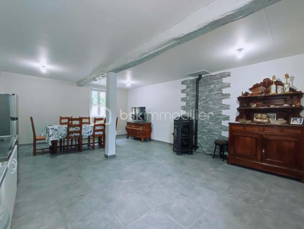 Coup de cœur pour cette magnifique longère traditionnelle en pierre et briques apparentes, alliant le charme de l'ancien et le confort moderne, elle offre de superbes volumes et un intérieur soigné.
 Espace de vie (RDC) : Une grande cuisine ouverte  donnant sur un vaste séjour, agrémenté d'un poêle à granulés.
 Espace nuit (Étage) : Un grand dégagement dessert 2 belles chambres avec parquet au sol avec un espace bureau mezzanine.
Possibilité de créer une troisième chambre au RDC.
Le point fort : Une grange  de 65 m² attenante
 Menuiseries en PVC double vitrage intégral 
 Chauffage : Poêle à granulés + radiateurs électriques.