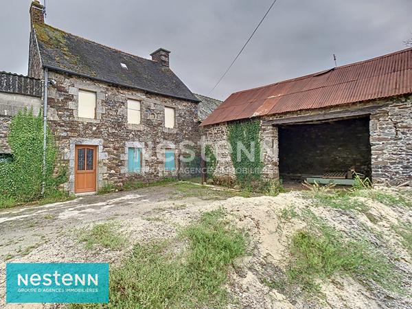 Maison en pierres en cours de rénovation, avec nombreuses dépendances à Saint Brandan sur 11300 m² de jardin