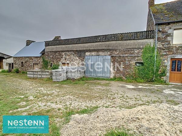 Maison en pierres en cours de rénovation, avec nombreuses dépendances à Saint Brandan sur 11300 m² de jardin