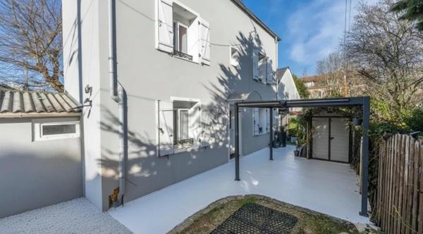 Maison rénovée 5 pièces avec terrasse et jardinet