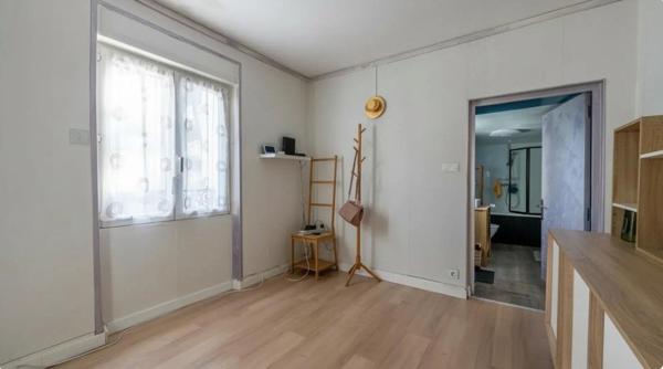 Maison rénovée 5 pièces avec terrasse et jardinet