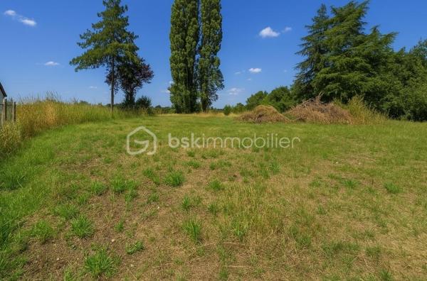 28300 Coltainville – secteur Senainville
Dans un environnement paisible et verdoyant, à proximité des commodités, découvrez ce beau terrain à fort potentiel.
Avec ses 850 m² de surface, il offre un cadre idéal pour imaginer et construire la maison qui vous ressemble.
Environnement calme et résidentiel
Belle exposition et cadre naturel agréable
Opportunité rare sur le secteur
Terrain non viabilisé (réseaux eau, électricité et tout-à-l’égout disponibles en bordure de rue)
Un emplacement parfait pour un projet familial, une résidence contemporaine ou un espace de vie tourné vers la nature.
Une opportunité à saisir rapidement pour donner vie à vos projets immobiliers.