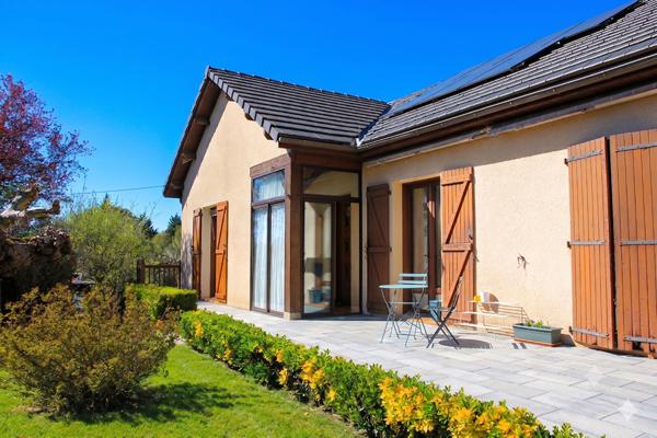 Maison de plain-pied DPE C avec panneaux solaires sur terrain de 1 750 m² Rignac