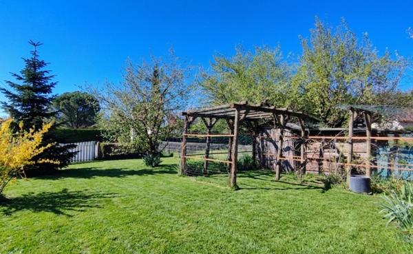 Maison de plain-pied DPE C avec panneaux solaires sur terrain de 1 750 m² Rignac
