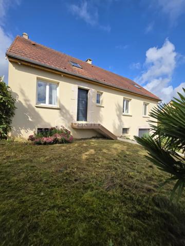 A environ 2h de la région parisienne, à 20 minutes de l'Aigle et de sa gare reliant Paris-Granville , et à 5 minutes de Ste Gauburge ste Colombe, dans un bourg offrant commodités et école, je vous propose ce charmant pavillon familial offrant de belles prestations. Il se compose au rez de chaussée d'une cuisine aménagée et équipée , d'un salon séjour spacieux et lumineux  avec possibilité d'y ajouter un poêle à bois , une salle de bain avec douche , un Wc séparé. Un couloir distribue deux chambres , un dressing et un bureau . A l'étage vous trouverez deux chambres mansardées , une salle de bain avec baignoire et WC ainsi qu'une pièce spacieuse pouvant faire office de salle de jeu. Pour compléter ces prestations vous bénéficierez d'un sous sol total avec une partie cave , garage et atelier . En extérieur vous tomberez sous le charme du jardin d'environ 700m2 aménagé avec goût et de sa terrasse avec store banne manuel et jacuzzi . Si vous êtes d'un bien de qualité proposant le caractère urbain et à la fois bucolique , cette maison est faite pour vous. 
Assainissement collectif , Chauffage au fioul , Electricité ok .
A VISITER ABSOLUMENT , PRODUIT RARE SUR LE MARCHE