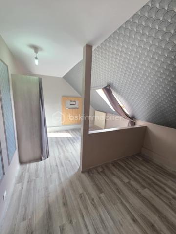 A environ 2h de la région parisienne, à 20 minutes de l'Aigle et de sa gare reliant Paris-Granville , et à 5 minutes de Ste Gauburge ste Colombe, dans un bourg offrant commodités et école, je vous propose ce charmant pavillon familial offrant de belles prestations. Il se compose au rez de chaussée d'une cuisine aménagée et équipée , d'un salon séjour spacieux et lumineux  avec possibilité d'y ajouter un poêle à bois , une salle de bain avec douche , un Wc séparé. Un couloir distribue deux chambres , un dressing et un bureau . A l'étage vous trouverez deux chambres mansardées , une salle de bain avec baignoire et WC ainsi qu'une pièce spacieuse pouvant faire office de salle de jeu. Pour compléter ces prestations vous bénéficierez d'un sous sol total avec une partie cave , garage et atelier . En extérieur vous tomberez sous le charme du jardin d'environ 700m2 aménagé avec goût et de sa terrasse avec store banne manuel et jacuzzi . Si vous êtes d'un bien de qualité proposant le caractère urbain et à la fois bucolique , cette maison est faite pour vous. 
Assainissement collectif , Chauffage au fioul , Electricité ok .
A VISITER ABSOLUMENT , PRODUIT RARE SUR LE MARCHE