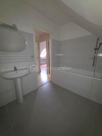 A environ 2h de la région parisienne, à 20 minutes de l'Aigle et de sa gare reliant Paris-Granville , et à 5 minutes de Ste Gauburge ste Colombe, dans un bourg offrant commodités et école, je vous propose ce charmant pavillon familial offrant de belles prestations. Il se compose au rez de chaussée d'une cuisine aménagée et équipée , d'un salon séjour spacieux et lumineux  avec possibilité d'y ajouter un poêle à bois , une salle de bain avec douche , un Wc séparé. Un couloir distribue deux chambres , un dressing et un bureau . A l'étage vous trouverez deux chambres mansardées , une salle de bain avec baignoire et WC ainsi qu'une pièce spacieuse pouvant faire office de salle de jeu. Pour compléter ces prestations vous bénéficierez d'un sous sol total avec une partie cave , garage et atelier . En extérieur vous tomberez sous le charme du jardin d'environ 700m2 aménagé avec goût et de sa terrasse avec store banne manuel et jacuzzi . Si vous êtes d'un bien de qualité proposant le caractère urbain et à la fois bucolique , cette maison est faite pour vous. 
Assainissement collectif , Chauffage au fioul , Electricité ok .
A VISITER ABSOLUMENT , PRODUIT RARE SUR LE MARCHE