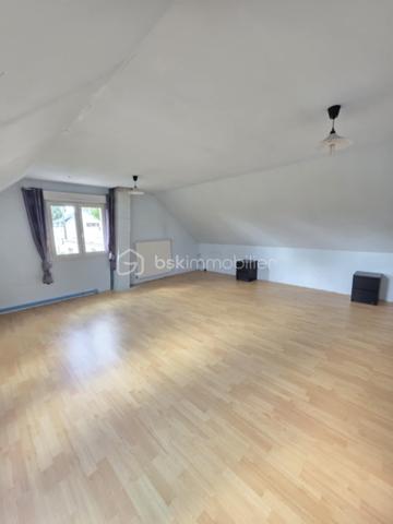 A environ 2h de la région parisienne, à 20 minutes de l'Aigle et de sa gare reliant Paris-Granville , et à 5 minutes de Ste Gauburge ste Colombe, dans un bourg offrant commodités et école, je vous propose ce charmant pavillon familial offrant de belles prestations. Il se compose au rez de chaussée d'une cuisine aménagée et équipée , d'un salon séjour spacieux et lumineux  avec possibilité d'y ajouter un poêle à bois , une salle de bain avec douche , un Wc séparé. Un couloir distribue deux chambres , un dressing et un bureau . A l'étage vous trouverez deux chambres mansardées , une salle de bain avec baignoire et WC ainsi qu'une pièce spacieuse pouvant faire office de salle de jeu. Pour compléter ces prestations vous bénéficierez d'un sous sol total avec une partie cave , garage et atelier . En extérieur vous tomberez sous le charme du jardin d'environ 700m2 aménagé avec goût et de sa terrasse avec store banne manuel et jacuzzi . Si vous êtes d'un bien de qualité proposant le caractère urbain et à la fois bucolique , cette maison est faite pour vous. 
Assainissement collectif , Chauffage au fioul , Electricité ok .
A VISITER ABSOLUMENT , PRODUIT RARE SUR LE MARCHE