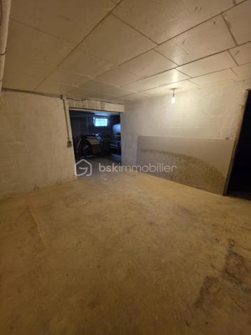 A environ 2h de la région parisienne, à 20 minutes de l'Aigle et de sa gare reliant Paris-Granville , et à 5 minutes de Ste Gauburge ste Colombe, dans un bourg offrant commodités et école, je vous propose ce charmant pavillon familial offrant de belles prestations. Il se compose au rez de chaussée d'une cuisine aménagée et équipée , d'un salon séjour spacieux et lumineux  avec possibilité d'y ajouter un poêle à bois , une salle de bain avec douche , un Wc séparé. Un couloir distribue deux chambres , un dressing et un bureau . A l'étage vous trouverez deux chambres mansardées , une salle de bain avec baignoire et WC ainsi qu'une pièce spacieuse pouvant faire office de salle de jeu. Pour compléter ces prestations vous bénéficierez d'un sous sol total avec une partie cave , garage et atelier . En extérieur vous tomberez sous le charme du jardin d'environ 700m2 aménagé avec goût et de sa terrasse avec store banne manuel et jacuzzi . Si vous êtes d'un bien de qualité proposant le caractère urbain et à la fois bucolique , cette maison est faite pour vous. 
Assainissement collectif , Chauffage au fioul , Electricité ok .
A VISITER ABSOLUMENT , PRODUIT RARE SUR LE MARCHE
