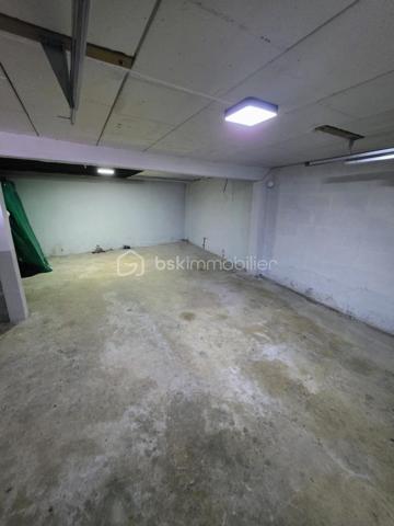 A environ 2h de la région parisienne, à 20 minutes de l'Aigle et de sa gare reliant Paris-Granville , et à 5 minutes de Ste Gauburge ste Colombe, dans un bourg offrant commodités et école, je vous propose ce charmant pavillon familial offrant de belles prestations. Il se compose au rez de chaussée d'une cuisine aménagée et équipée , d'un salon séjour spacieux et lumineux  avec possibilité d'y ajouter un poêle à bois , une salle de bain avec douche , un Wc séparé. Un couloir distribue deux chambres , un dressing et un bureau . A l'étage vous trouverez deux chambres mansardées , une salle de bain avec baignoire et WC ainsi qu'une pièce spacieuse pouvant faire office de salle de jeu. Pour compléter ces prestations vous bénéficierez d'un sous sol total avec une partie cave , garage et atelier . En extérieur vous tomberez sous le charme du jardin d'environ 700m2 aménagé avec goût et de sa terrasse avec store banne manuel et jacuzzi . Si vous êtes d'un bien de qualité proposant le caractère urbain et à la fois bucolique , cette maison est faite pour vous. 
Assainissement collectif , Chauffage au fioul , Electricité ok .
A VISITER ABSOLUMENT , PRODUIT RARE SUR LE MARCHE