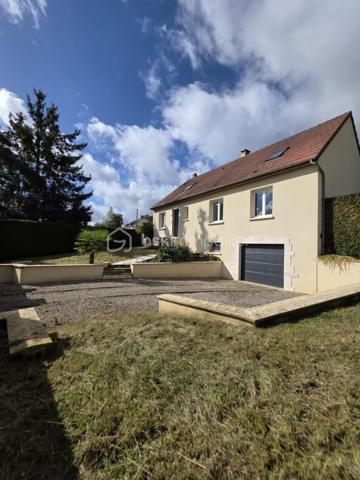 A environ 2h de la région parisienne, à 20 minutes de l'Aigle et de sa gare reliant Paris-Granville , et à 5 minutes de Ste Gauburge ste Colombe, dans un bourg offrant commodités et école, je vous propose ce charmant pavillon familial offrant de belles prestations. Il se compose au rez de chaussée d'une cuisine aménagée et équipée , d'un salon séjour spacieux et lumineux  avec possibilité d'y ajouter un poêle à bois , une salle de bain avec douche , un Wc séparé. Un couloir distribue deux chambres , un dressing et un bureau . A l'étage vous trouverez deux chambres mansardées , une salle de bain avec baignoire et WC ainsi qu'une pièce spacieuse pouvant faire office de salle de jeu. Pour compléter ces prestations vous bénéficierez d'un sous sol total avec une partie cave , garage et atelier . En extérieur vous tomberez sous le charme du jardin d'environ 700m2 aménagé avec goût et de sa terrasse avec store banne manuel et jacuzzi . Si vous êtes d'un bien de qualité proposant le caractère urbain et à la fois bucolique , cette maison est faite pour vous. 
Assainissement collectif , Chauffage au fioul , Electricité ok .
A VISITER ABSOLUMENT , PRODUIT RARE SUR LE MARCHE